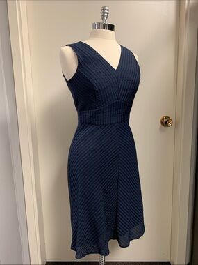 Banana Republic; Seersucker, V Neck, Navy Blue Dress. NWOT Size 2